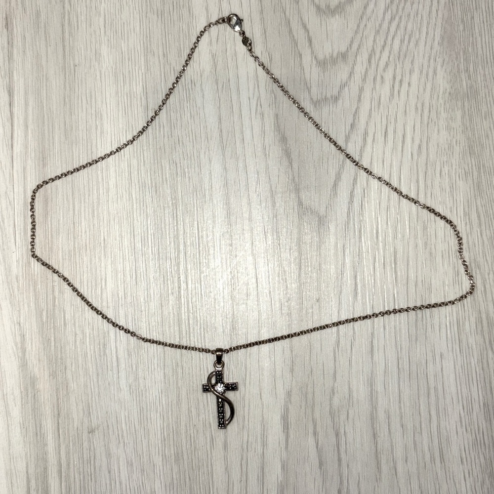 Cross pendant of 18” chain